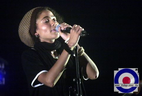 Nneka (NGR) 14. Chiemsee Reggae Festival - Übersee - Tent Stage 23. August 2008 (6).jpg